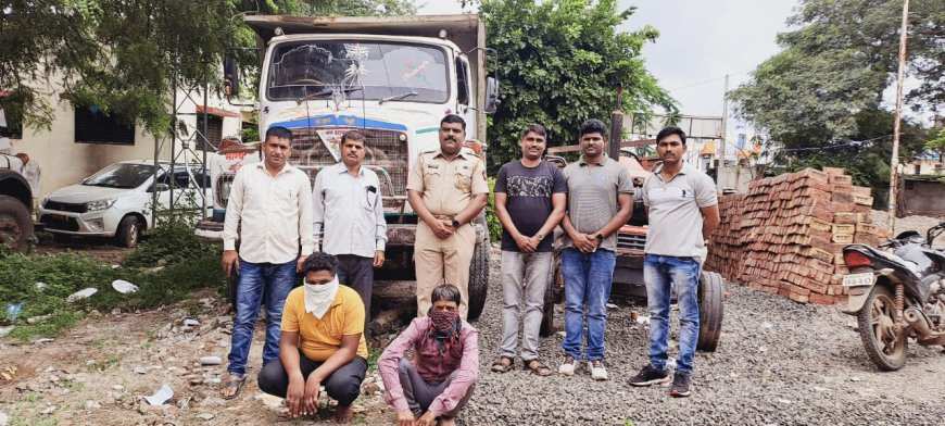 चकलांबा पोलिसांची अवैध वाळू वाहतूक करणाऱ्या हायवा आणि ट्रॅक्टरवर कारवाई