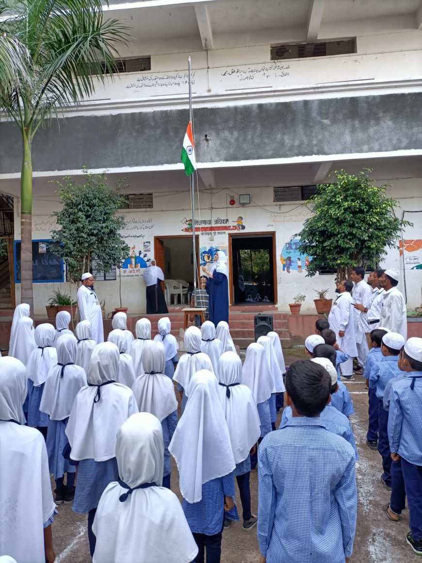 शौकत आराखानम यांच्या हस्ते ध्वजारोहण संपन्न