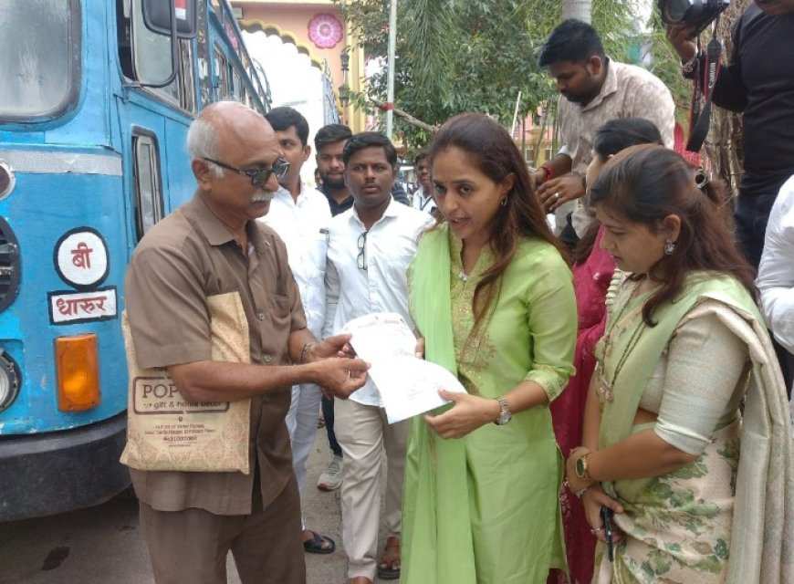 ईपीएस पेन्शनर च्या मागण्यासाठी डॉ. तांदळे यांचे खासदार मुंडे यांना निवेदन